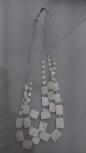 Colar Vintage Longo de Contas Nacaradas Brancas em Várias Voltas