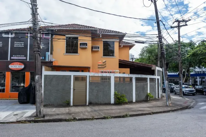 Oportunidade Corporativa no Canal 4: Ampla Casa Comercial de Esquina com 221m²!