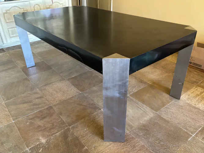 Mesa de jantar 2,00m - Tampo Preto e Pés em Metal Escovado (8 lugares) 