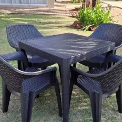 Jogo de cadeiras com mesa