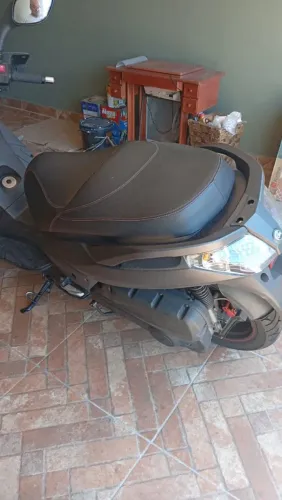 Moto citycom 300i 2022 zerada, com 15.000 km, pneus novos, manual, chave reserva.