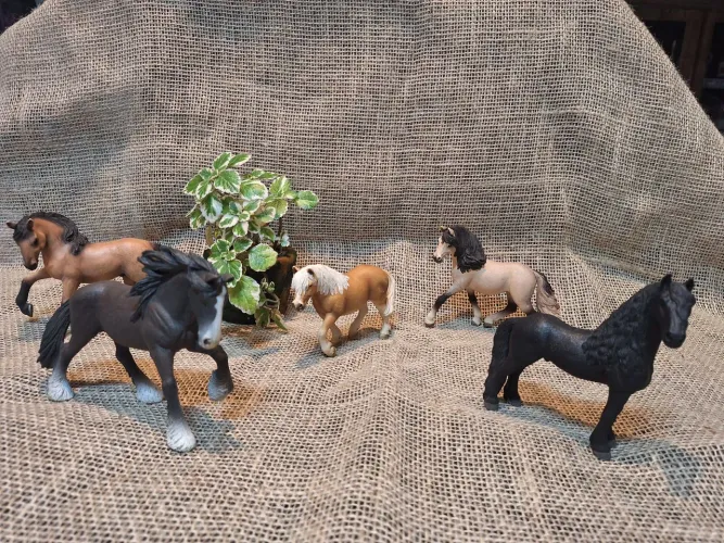 Brinquedo - Manada de 5 cavalos - SCHLEICH