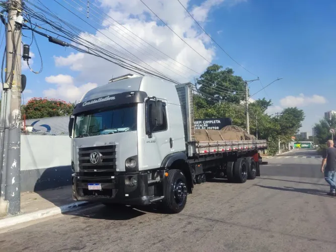 Vendo caminhão truck em ótimo estado! Valor $ 295,00 milhões 