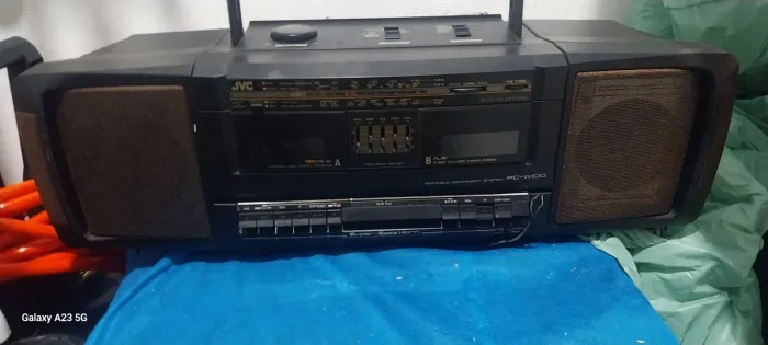 Radio portátil jvc em ótimas condições  não está funcionando 