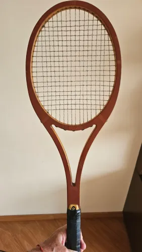 Raquete de tênis de madeira