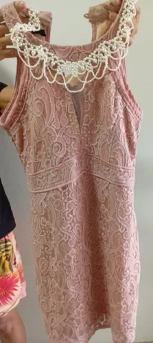 Vendo Vestido de Festa Todo Trabalhado. Com Renda. Usado apenas 2 vezes. Tamanho Médio