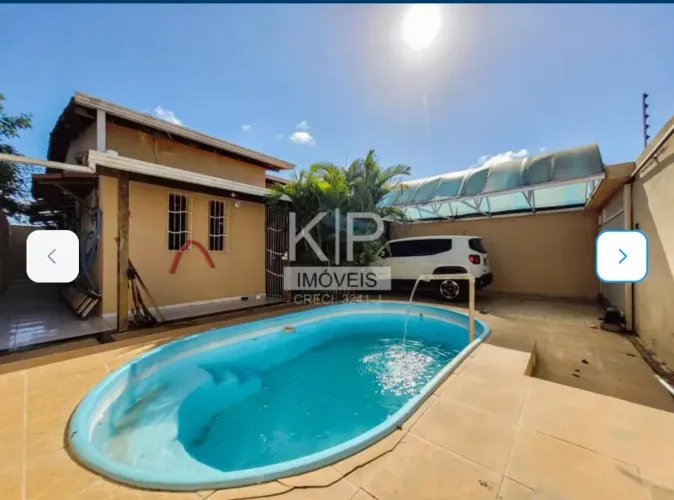 Casa com piscina e móveis planejados 
