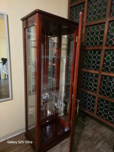 Móvel Cristaleira Vertical Em Mogno Para Sala De Jantar