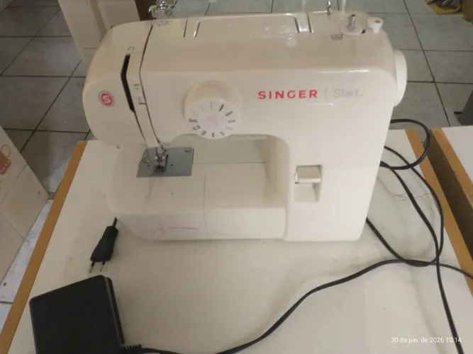 Barbada Máquina de custura Singer start estado nova