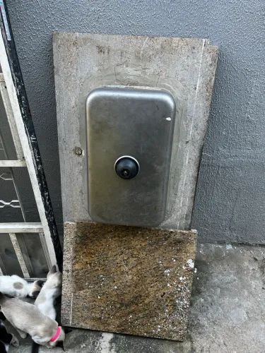 2 janelas de ferro com vidro e grade, usadas, e 1 pia de inox.