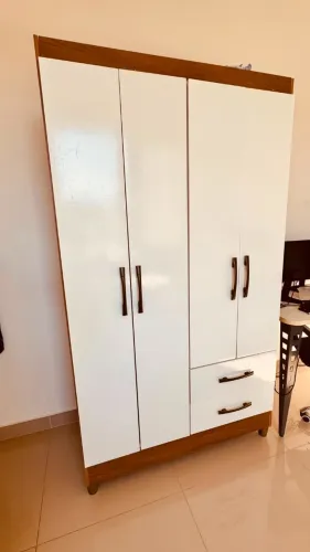 Guarda-Roupa de Solteiro 4 Portas e 2 Gavetas