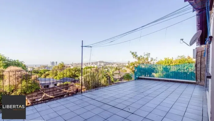 Libertas Imobiliária aluga casa com 200m² construídos no bairro Tristeza