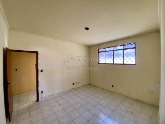 Apartamento 02 quartos no térreo, com quintal, churrasqueira e edícula.