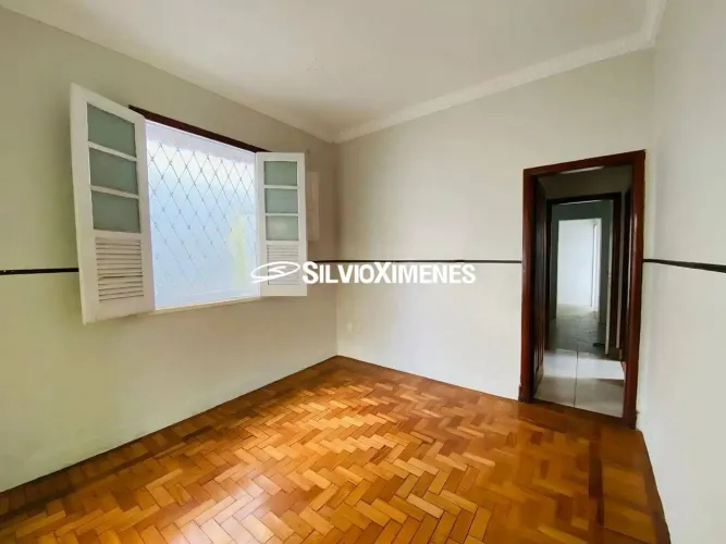 Residencial Casa no Colégio Batista com 400,00 (M²), 4 quartos e vagas para Venda