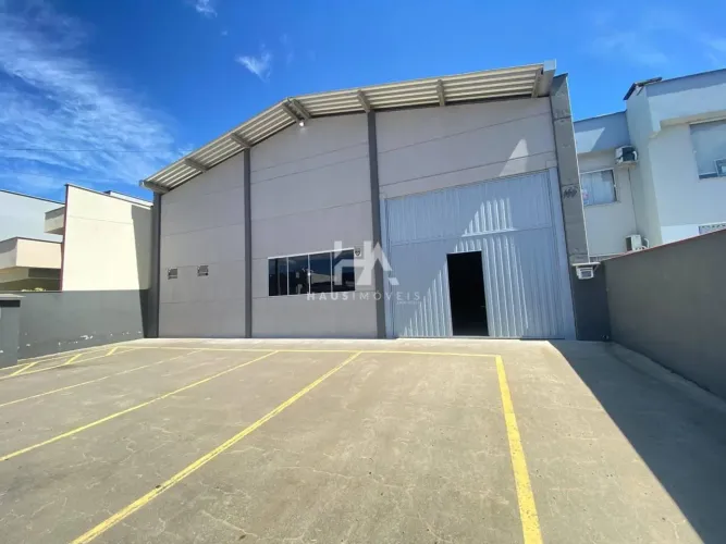 Galpão/Depósito/Armazém para Venda ou Locação no bairro Nereu Ramos com 280 m²