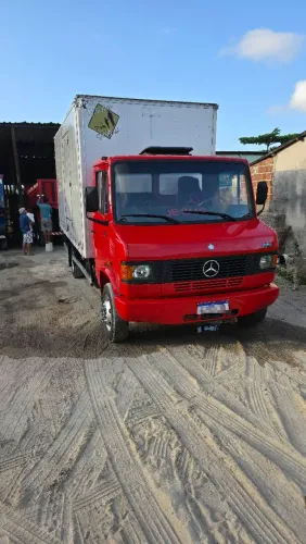 Mercedes 710 vermelha ano 2000