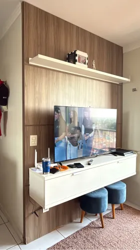Painel de TV com Rack Suspenso Amadeirado/Branco + 2 Puffs Azuis