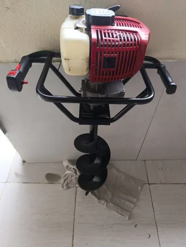 Vendo um furador de solo Toyama