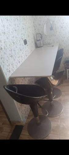 Bancada com banquetas
