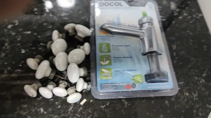 Puxadores de porta perolado, torneiras de aço inox.