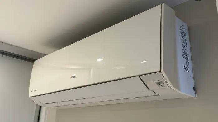 Ar Condicionado: FUJITSU (220 V~ 60 Hz)