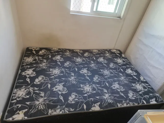 Vendo cama casal e cama solteiro.