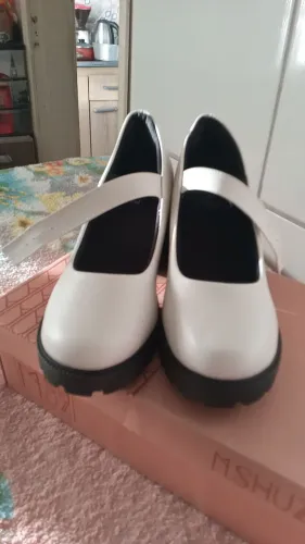Quero vender um.sapato Mary Jane número 38 branco com preto