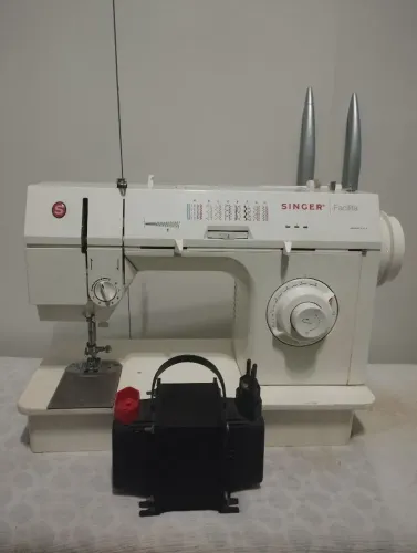 Estou vendendo uma máquina de costura vc om um transformador 