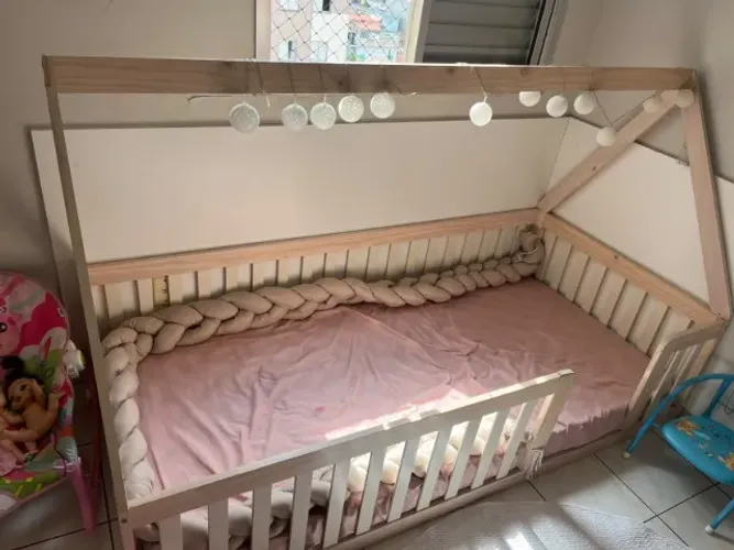 CAMA MONTESSORIANA SOLTEIRO COM GRADE E TELHADO