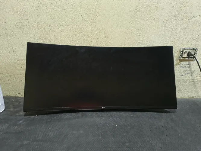 E só Um display de monitor usado 34 polegada