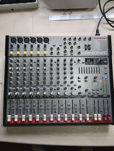 Mesa de som Phonic 12 canais