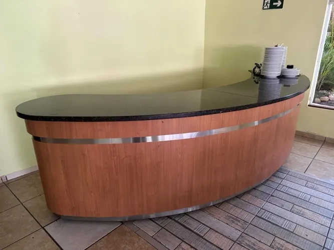 Balcão com tampo de granito