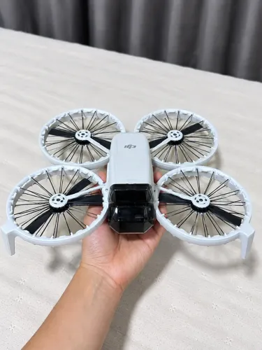Drone DJI Flip com baterias extras e lentes de filtro para câmera