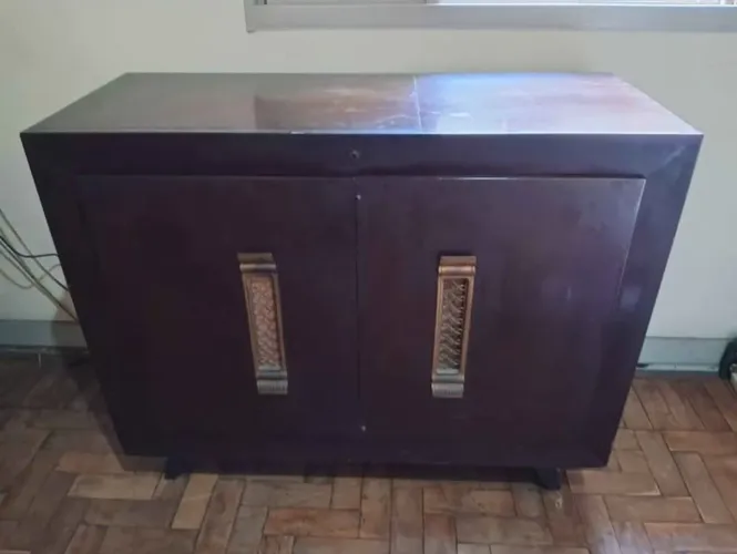 Rádio valvulado vintage Philco Tropic Tonorama, fabricado em meados do século XX