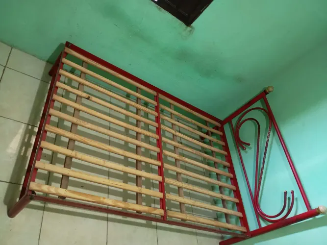 Cama de casal, suporta até 500 kg