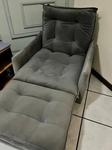 Vendo Poltrona reclinável com suporte para os pés 