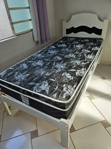 Cama de Cama de solteiro + colchão (D28) excelente estado