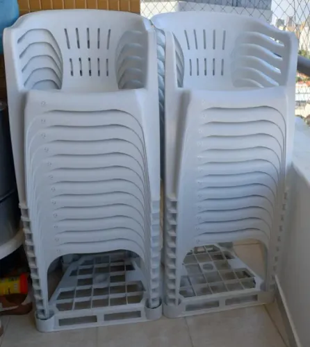 Vendo 6 conjuntos de mesas e cadeiras plásticas