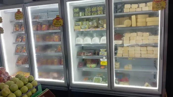 Geladeira expositora 4 portas, 2 portas refrigerador e 2 portas congelado.