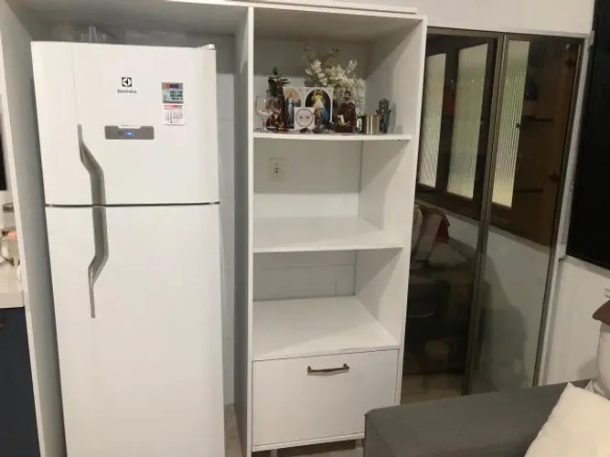 Móvel planejado em MDF branco + Cristaleira planejada com portas de vidro e LED