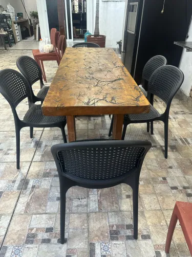 Mesa de madeira e 06 cadeiras 