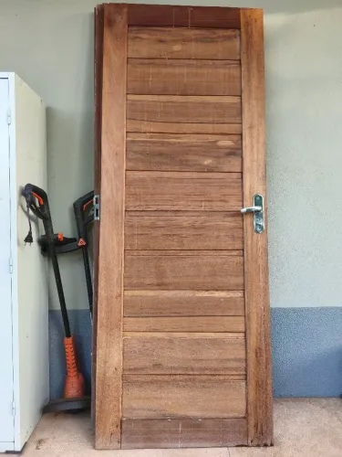 Porta de madeira, caixilho e fechadura