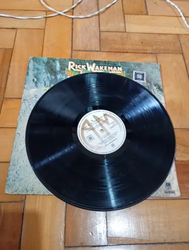 Lp Rick Wakeman - Journey to the centre of the earth + brinde (disco vinil)
