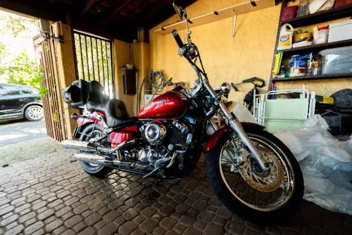Yamaha Dragstar 650 vermelha revisada