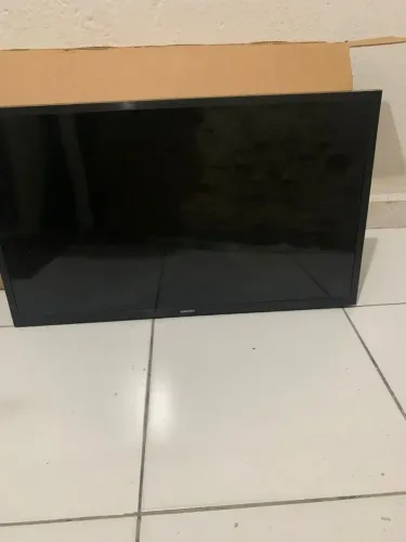 Tv 32 polegadas com ótimo funcionamento, tv seminovos com uma mancha pequena na tela
