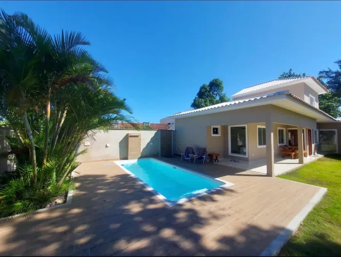 Casa de Alto Padrão em Frente à Lagoa - 3 Quartos, 2 Suítes, Piscina e Segurança