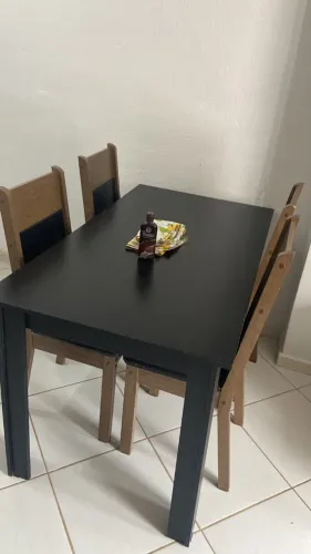 mesa retangular com 4 cadeiras