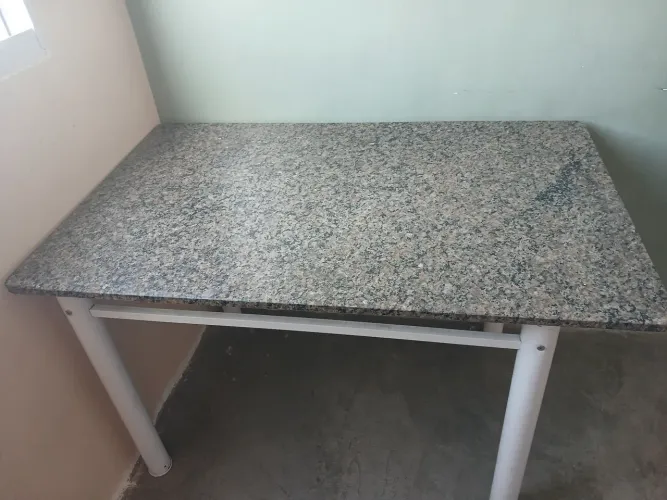 Mesa e cadeiras