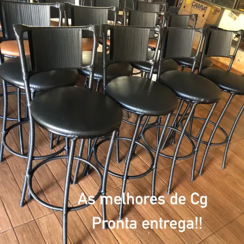Mesa bistrô e banquetas.