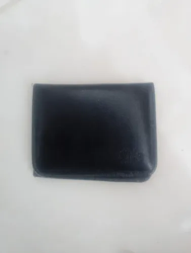 Compacta,  resistente e elegante, está carteira organiza seu dinheiro, cartões etc..